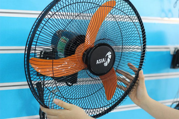 quạt treo tường 11